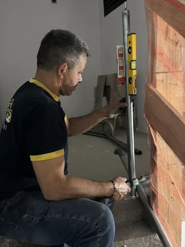Serralheiro da Pépe Serralheria instalando um portão