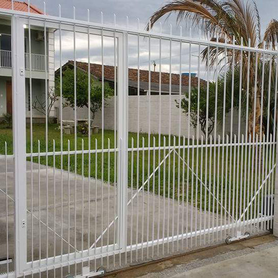 Portão de correr branco em grade, na entrada de uma casa